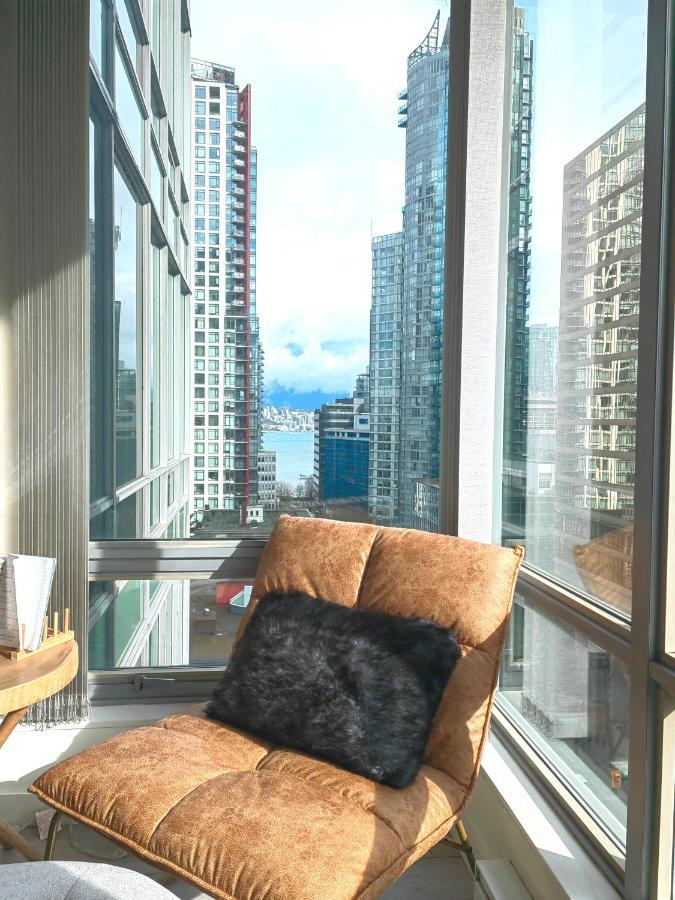 Chic 2-Bedroom In Central Downtown With Stunning Water Views Vancouver Exterior photo