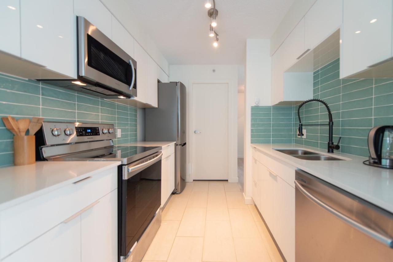 Chic 2-Bedroom In Central Downtown With Stunning Water Views Vancouver Exterior photo